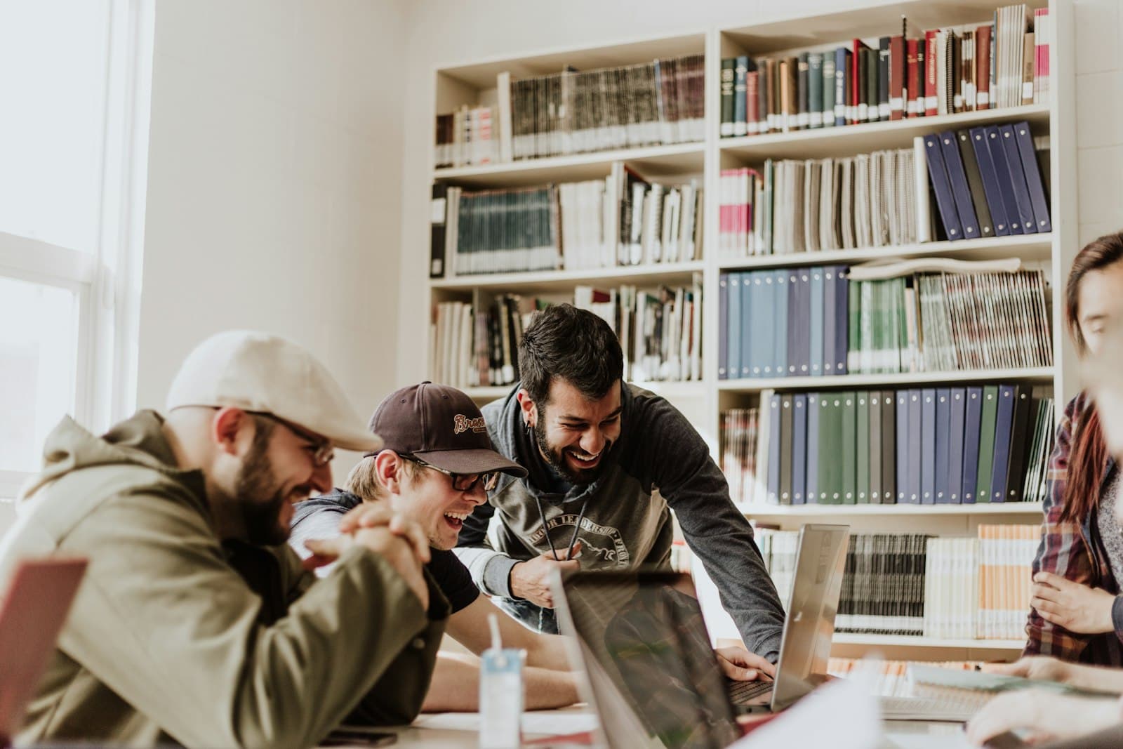 Estudiantes colaborando en un espacio de aprendizaje